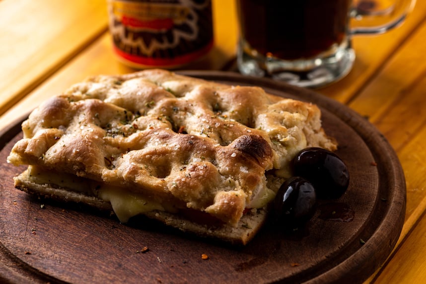 Birra e focaccia, un matrimonio perfetto: gli abbinamenti migliori Birra e focaccia, un matrimonio perfetto: gli abbinamenti migliori